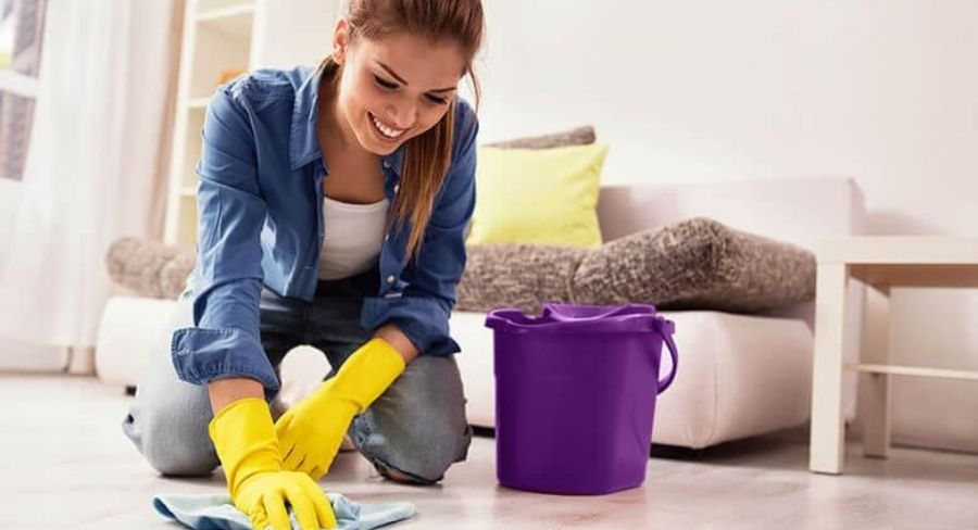 mujer limpiando piso de madera