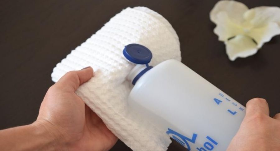 Aplicando alcohol a toalla de papel