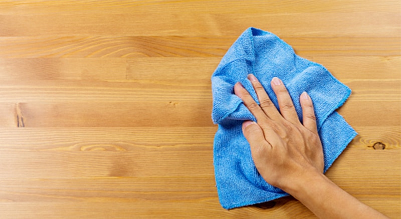 Limpia las superficies que se tocan frecuentemente, como las manijas de las puertas y ventanas, con Ajax® Desinfectante por lo menos una vez al día.