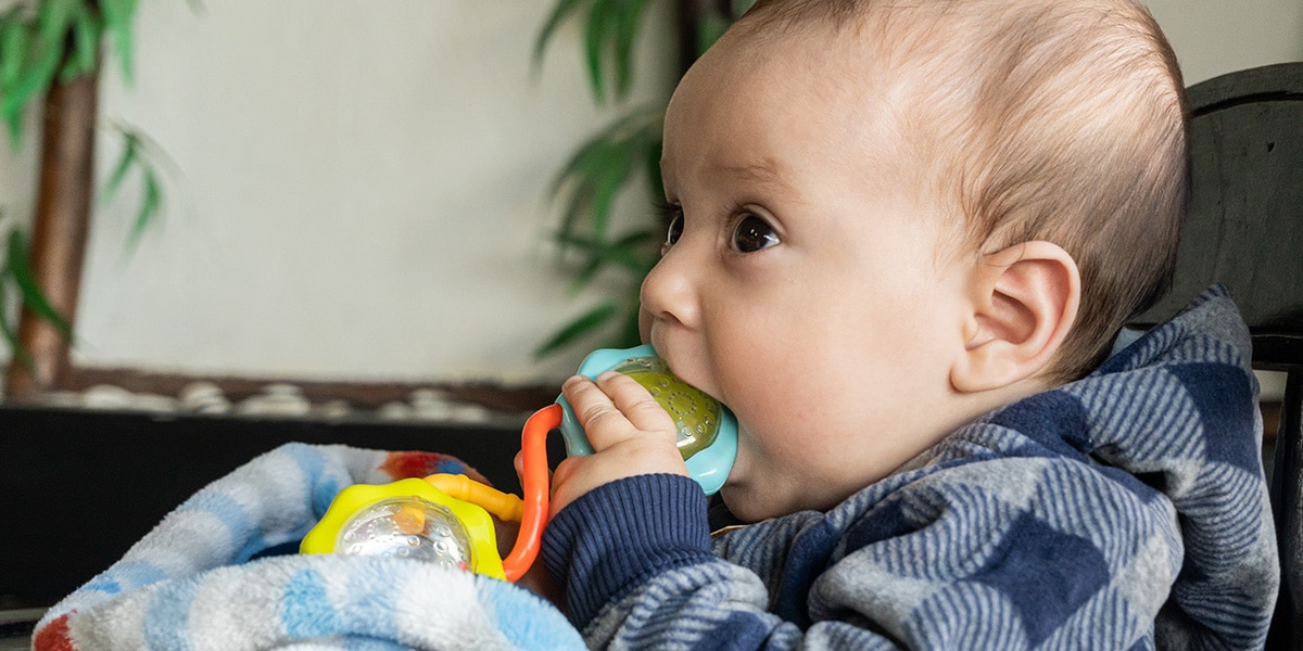 Para limpiar y desinfectar los juguetes de tu bebé, es necesario usar productos especiales que eliminen y frenen el desarrollo de agentes infecciosos y microorganismos
