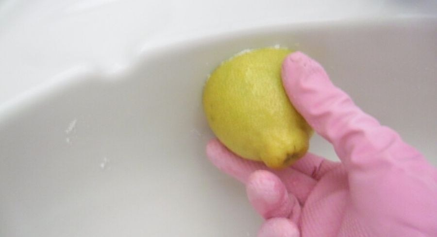 aplicando limon al lavamanos