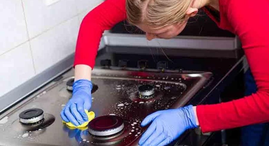 Mujer limpiando estufa