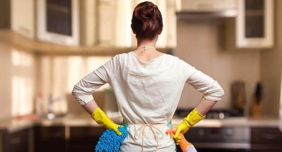 Mujer limpiando la cocina