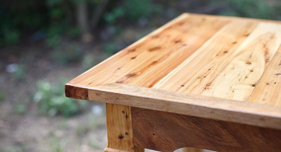 mesa de madera al aire libre