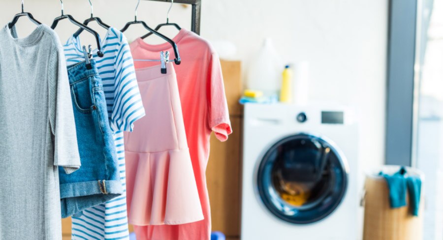 Ropa colgada después de lavado con el mejor suavizante de ropa