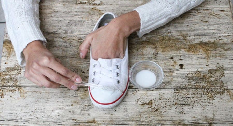 aplica la mezcla en la suela del zapato