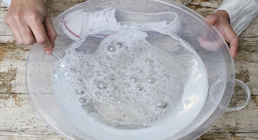 Cómo blanquear los tenis de tela