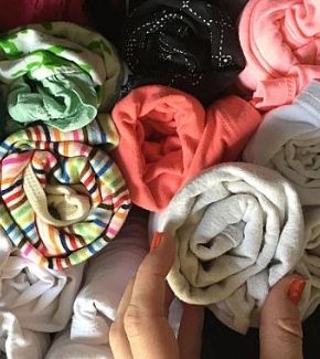 organizador-de-ropa-remeras-de-mujer-en-rollo.jpg