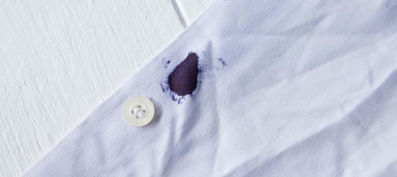 mancha de tinta en camisa azul