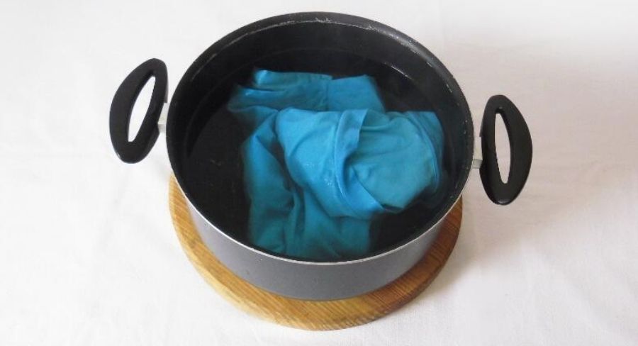Procedimiento para encoger una prenda de algodón: deja la prenda en remojo por 20 minutos en la cacerola