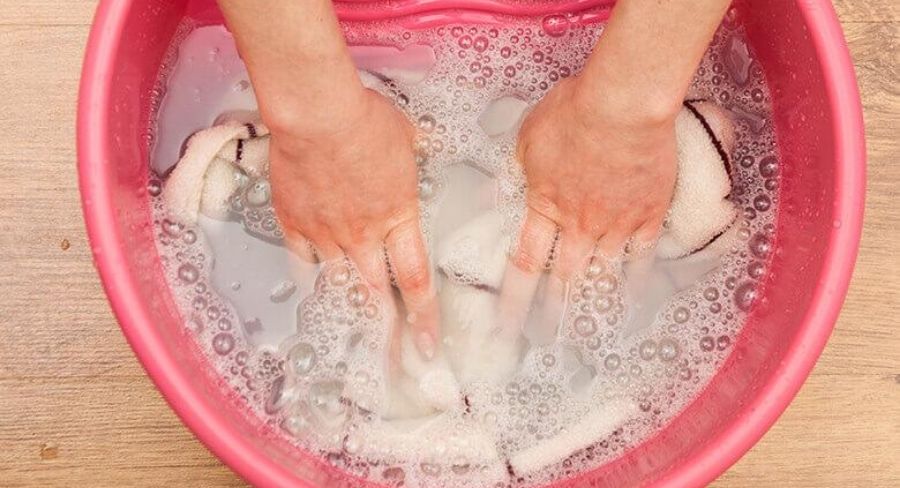 cómo quitar manchas de grasa en la ropa