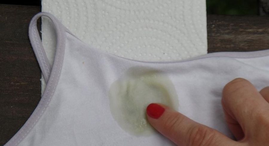 Quitar manchas de aceite: Vierte unas gotas de jabón líquido de fácil enjuague sobre la mancha y remueve con el dedo hasta que se haga un poco de espuma