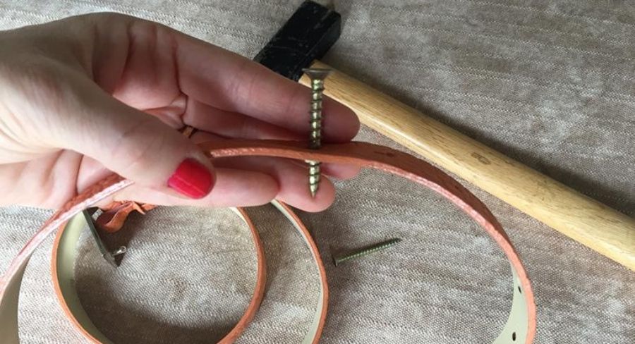 Tornillo perforando el cinturón