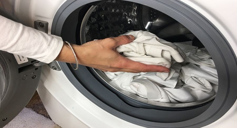 lava la prenda usando el ciclo para ropa blanca