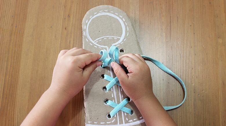 Enseñarle a tus hijos a amarrarse las agujetas: Zapato de cartón