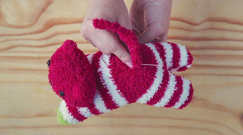 Muñecos con calcetines: Termina de coser el gato