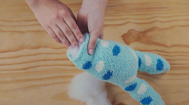 Muñecos con calcetines: Rellena las orejas del conejo