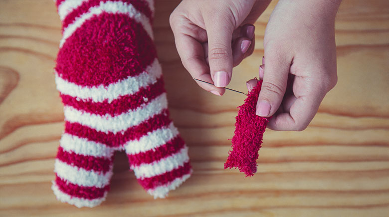 Muñecos de calcetines: Cose la cola del muñeco