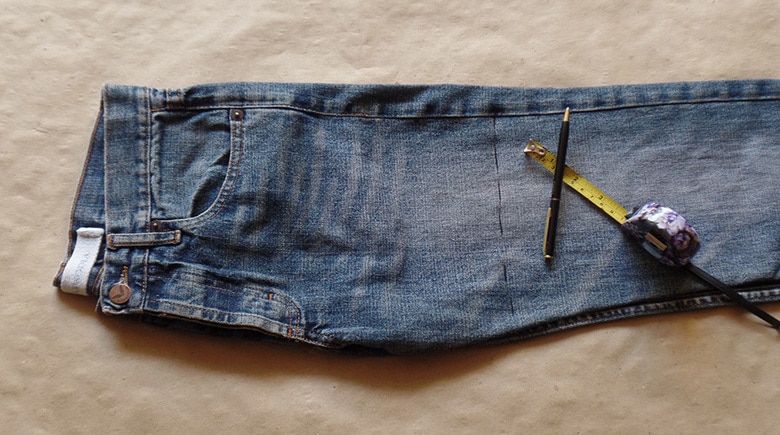 Un columpio colgante hecho con unos jeans viejos en un jardín