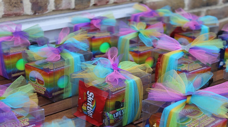 Ideas de adornos para fiestas infantiles: Usa bolsitas de dulces