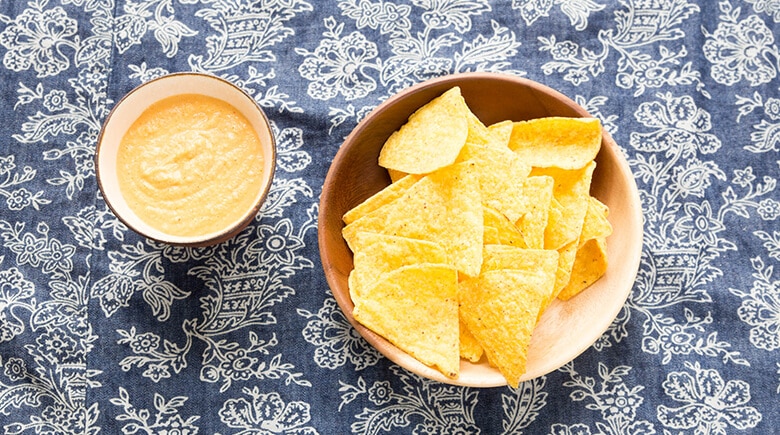 Plato ne nachos con plato de queso vegano
