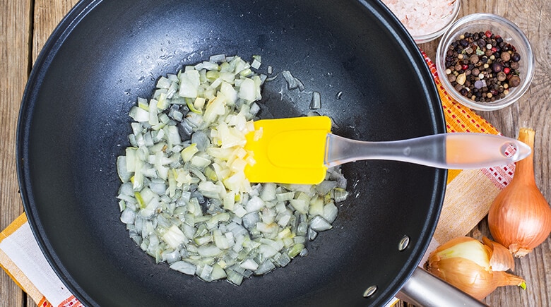 Cebolla para sofreir en una cacerola
