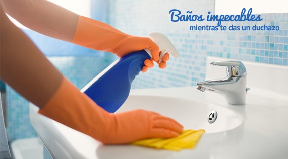 persona limpiando el baño