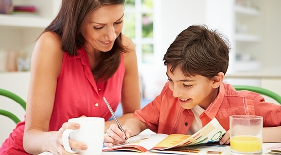 Mamá e hijo haciendo tareas para el regreso a clases