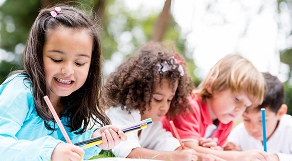 Niños pintando para el regreso a clases