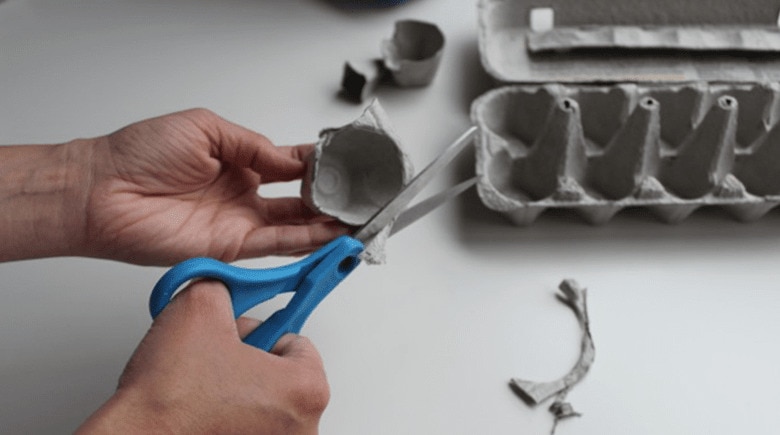 Instrucción 2 para decorar luces de navidad con materiales reciclables