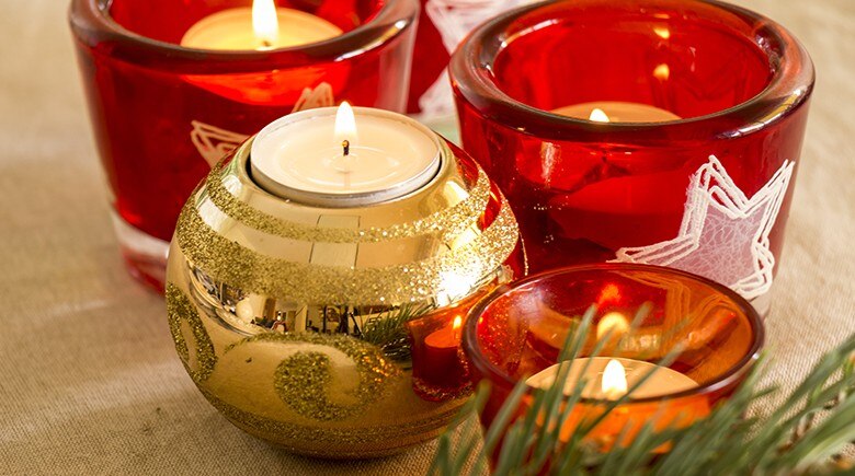 Velas y candelabros para decorar baños en navidad