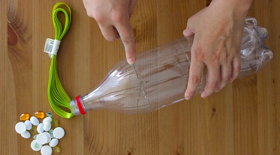 Instrucción 2 para hacer coronas con botellas plasticas 