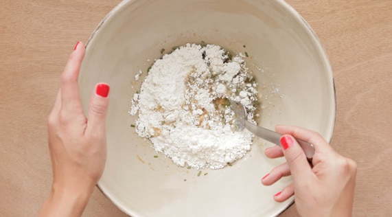 Galletas sin leche ni huevo: Agrega harina, sal y polvo para hornear. Mezclar