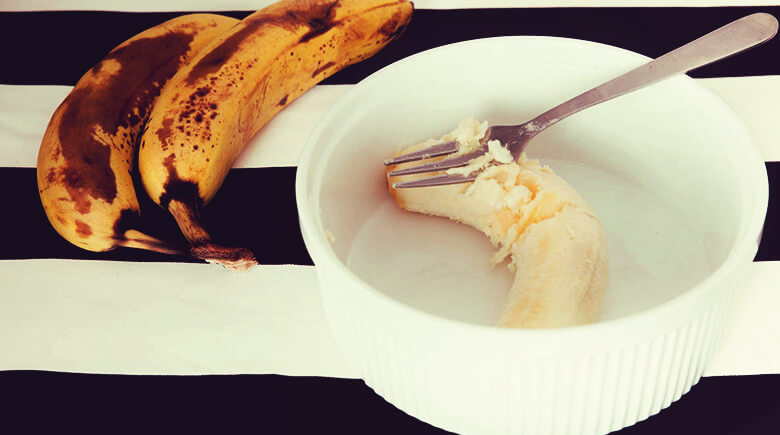 platano sin cascara en plato y tenedor