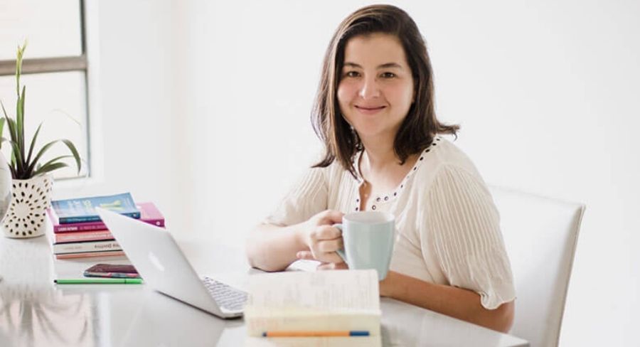 mamá con taza de cafe