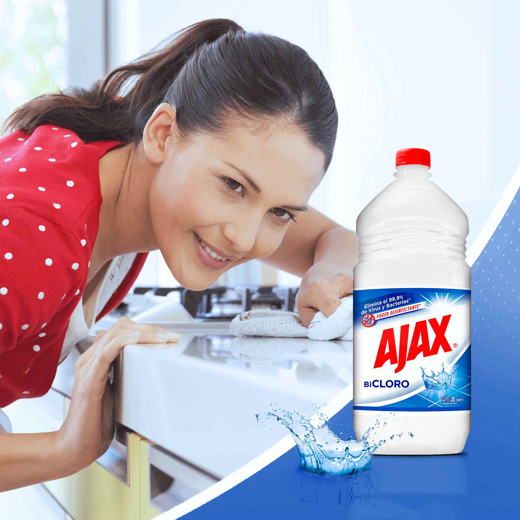 mujer limpiando con Ajax - Bicloro
