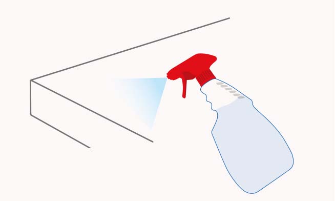 Gira el atomizador de la botella y rellénala con el repuesto económico.