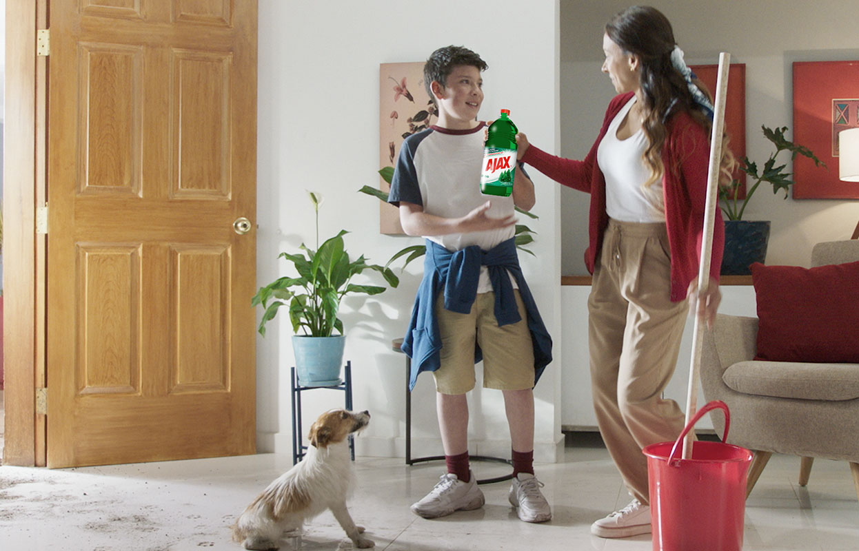 Obtén una limpieza profunda en todo tu hogar. Elimina 99.99% de virus y bacterias, dejando un fresco aroma a pino