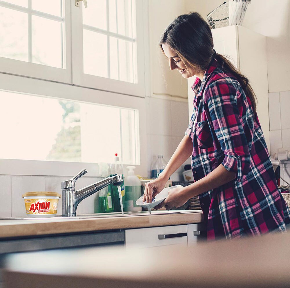 Elimina la grasa más pegada mientras cuidas y consientes tu piel con su nueva fórmula con ingredientes naturales