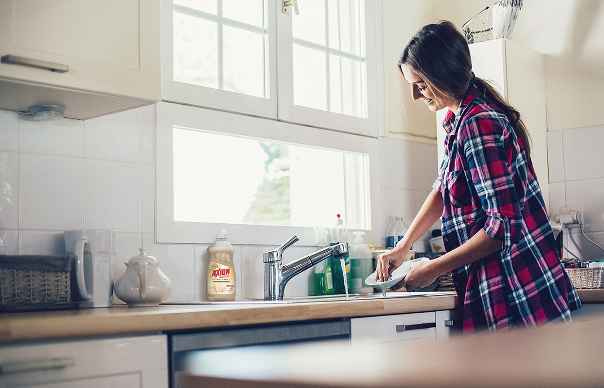 Elimina la grasa más pegada mientras cuidas y consientes tu piel con su nueva fórmula con ingredientes naturales