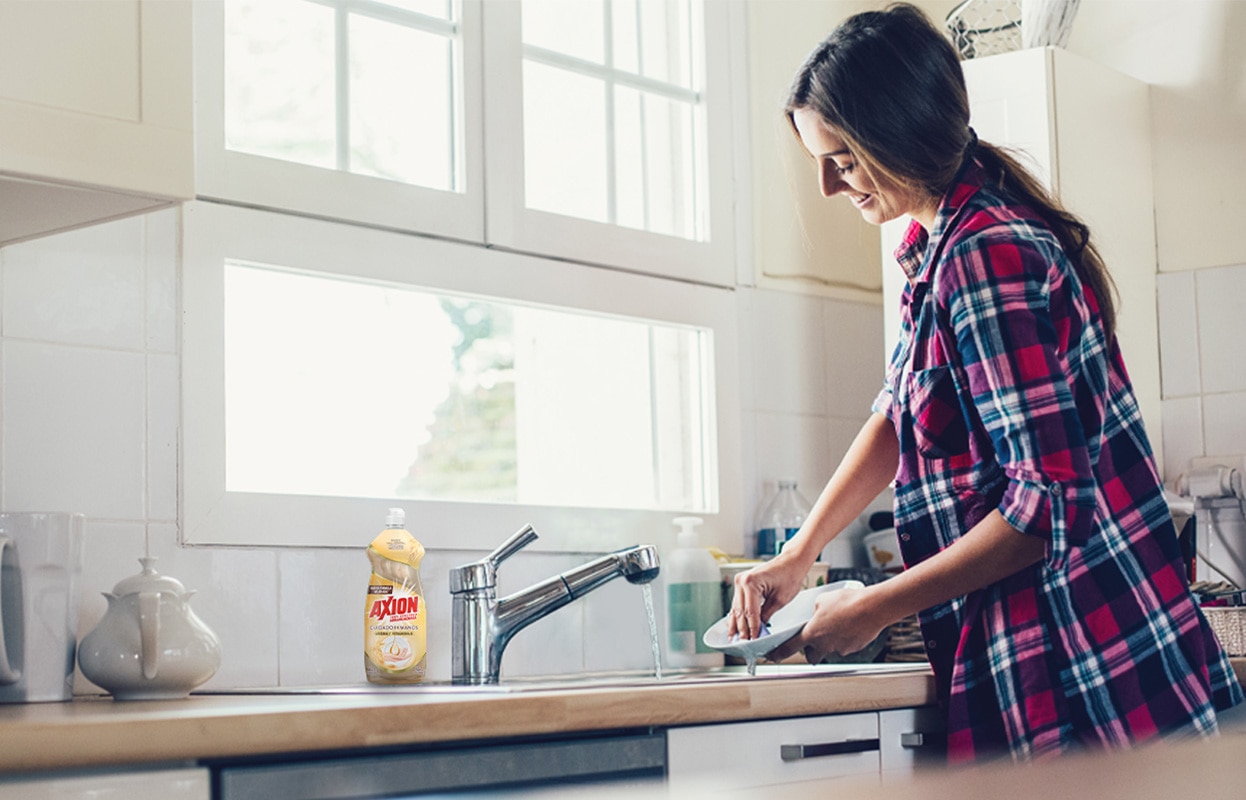 Elimina la grasa más pegada mientras cuidas y consientes tu piel con su nueva fórmula con ingredientes naturales