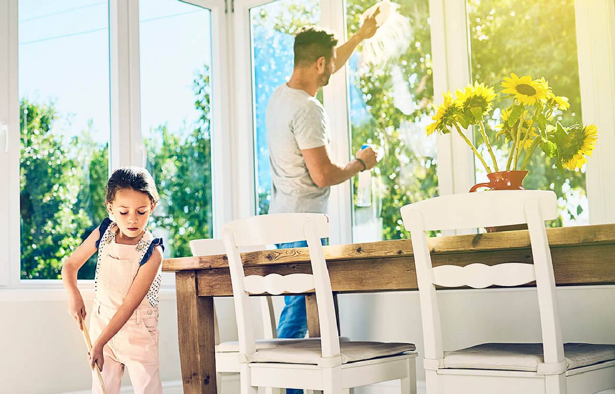 hombre y niña limpiando el hogar