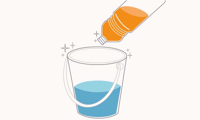 Vierte un chorrito de Fabuloso limpiador multiusos en media cubeta con agua para limpiar fácilmente grasa, polvo y mugre 