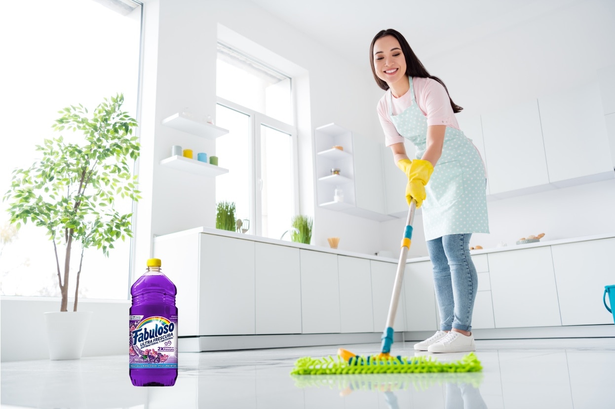 mujer trapeando el suelo con desinfectante Fabuloso Fresca Lavanda