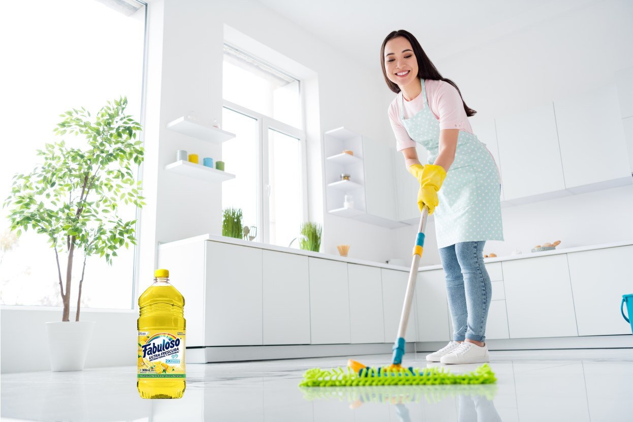 mujer limpiando el suelo con fabuloso limon