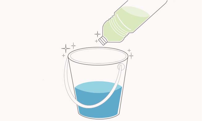 Vierte un chorrito del limpiador desinfectante Fabuloso Natural Essentials Eucalipto y Cítricos en media cubeta con agua para limpiar fácilmente grasa, polvo y mugre de pisos, paredes, baño y cocina 