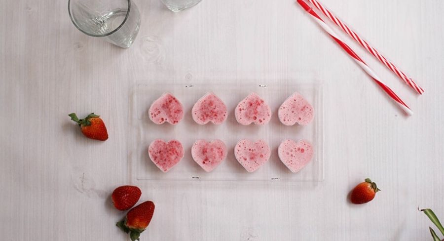 fresas en leche en forma de corazón